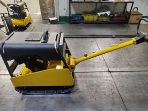 Compacteur à plaque vibrante réversible robuste PME-CY400, poids 365 kg, force 40 KN pour le compactage profond des fondations - Product Image 2