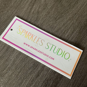 Nouveau produit en promotion : Étiquettes suspendues imprimées numériquement, laminées, gaufrées/découpées, cartes d'étiquettes colorées pour cadeaux de Noël - Product Image 1