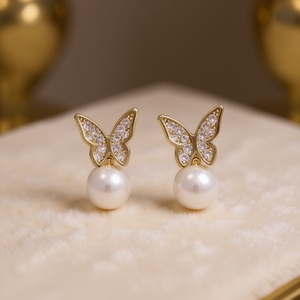 Orecchini a Perno a Forma di Farfalla in Oro con Perle Finte e Incastonatura Pavé, Gioielli da Donna per Uso Quotidiano - Product Image 2