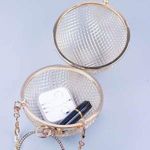 <span class=keywords><strong>Bolso</strong></span> de noche tipo jaula esférica de malla metálica plateada y dorada para mujer, con asa de anillo de diseñador, ideal para bodas y fiestas. - Product Image 4