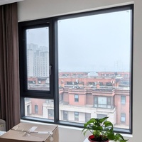 Fenêtre à battant en aluminium noir avec châssis fonctionnel et grande vitre fixe pour usage domestique, design moderne