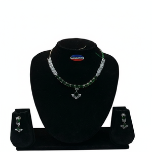 Collier de diamants américains élégant et élégant serti de boucles d'oreilles pour les femmes, idéal pour les tenues de mariée traditionnelles et les cadeaux. - Product Image 1