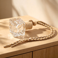 Bouteille diffuseur de parfum vide en verre transparent de 8 ml en forme de cube, à suspendre pour voiture, avec bouchon en bois, pour huiles essentielles - Vente en gros