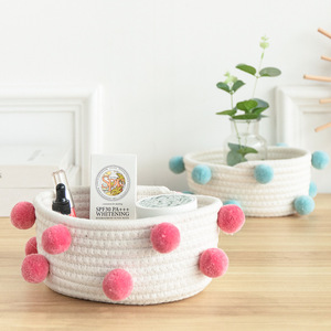 Panier de rangement en coton avec pompons, rond, 1-3L, organisateur de bureau fait main pour cosmétiques et articles divers - Product Image 1