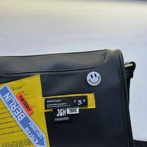 Elegante borsa a tracolla Ecoleather in pelle sintetica personalizzata con tracolla laterale laterale nera e morbida da uomo donna - Product Image 3