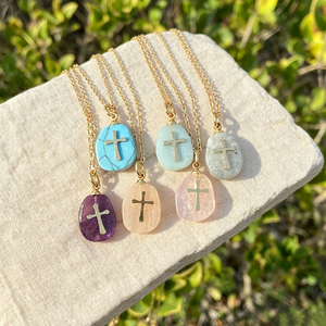 Collana con ciondolo a croce in pietra naturale grezza, catena in acciaio inossidabile, collana con cristallo curativo per donna, gioielli religiosi alla moda. - Product Image 1