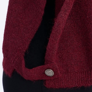 Pull poncho col roulé bordeaux pour femme, cape en tricot à col haut, pull oversize à manches chauve-souris, collection automne-hiver, vente en gros, personnalisable - Product Image 4