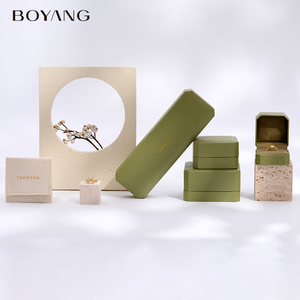 Boyang Custom verde di lusso orecchino anello ciondolo collana confezione portagioie in plastica - Product Image 5