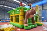 Trampoline gonflable pour fêtes commerciales, sur le thème des singes, équipé d'un souffleur, disponible à la location.