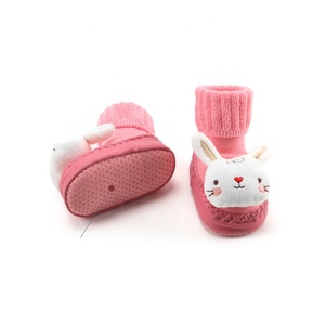 Vente en gros de jouets 3D mignons <span class=keywords><strong>3</strong></span>-6 à 12 <span class=keywords><strong>mois</strong></span> chaussons chaussettes nouveau-né bébé enfant en bas âge épais éponge hochet chaussettes antidérapantes pour chaussures - Product Image 2