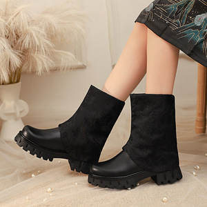 Botas de media pantorrilla negras de suela plana con punta fina y detalle de botón metálico, ideales para viajes urbanos de fin de semana y para el vecindario. - Product Image 5