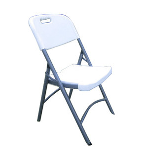 Chaise pliante en plastique blanc Mobilier de patio extérieur avec banc de salle à manger empilable et pliable aspect rotin pour une utilisation dans un parc d'entrée - Product Image 1