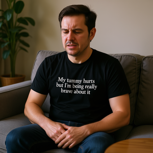 Maglietta 'Il mio stomaco fa male' per chi soffre di mal di pancia, divertente, meme, ironica, sarcastica, regalo scherzoso, maglietta scherzosa - Product Image 3