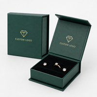 Boîte cadeau magnétique rigide de luxe avec logo personnalisé et insert en velours pour l'emballage de bagues, boucles d'oreilles et colliers