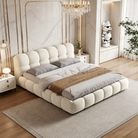 Lit rembourré moderne en tissu doux effet nuage, avec cadre réglable en plastique, couleur crème, tailles King et Queen, durable et écologique, pour chambre à coucher.