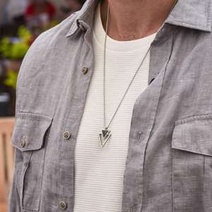 Collar de Cadena de <span class=keywords><strong>Serpiente</strong></span> con Colgante de Triángulo Invertido Doble de Acero Inoxidable, Explosiones Transfronterizas, Comercio Exterior, Venta al por Mayor, Personalizado - Product Image 2