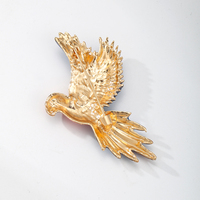 Pin de metal personalizado con diseño de loro macaw, broche de esmalte con incrustaciones de diamantes de imitación para decoración de ropa