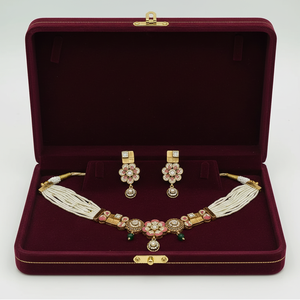 Elegante conjunto de collar choker indio de oro con piedras rosas, perlas y cuentas verdes, joyería nupcial tradicional con aretes. - Product Image 6