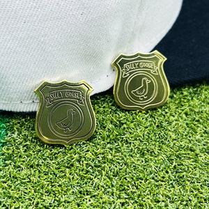 Broches de Aleación de Zinc con Diseño de Gorra de Golf, Esmaltados, Unisex, Accesorios de Ropa, Otoño 2024 - Product Image 4