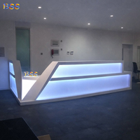 Réception de gymnase LED élégante et luxueuse en forme de L, surface solide Staron blanche, bureau d'accueil d'hôtel ou de bureau en forme de L