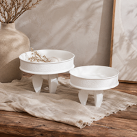 Plateau décoratif en céramique blanche avec pieds géométriques sculptés, plateau sur piédestal rond pour la décoration de la maison