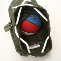Sac à cordon de tirage avec logo personnalisé sac à dos de sport à bandoulière en couleur sac de cadeaux à cordon en polyester imperméable recyclé avec poche