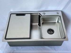 Fregadero de Cocina Moderno Leimanxi de Acero Inoxidable SUS 304 de 1.3mm de Grosor, Modelo 6845 Stretch Craft - Product Image 3
