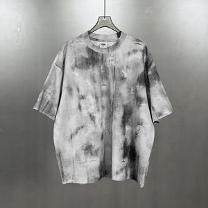 Camiseta Retro Negra con Estampado Desgastado, Hecha de Tela Gruesa, con Diseños Desteñidos y de Grafiti - Product Image 1