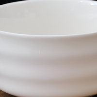Bol à matcha en céramique blanche avec bec verseur Katakuchi, finition côtelée, logo personnalisé pour cérémonie du thé et coffret cadeau