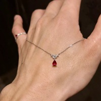 Collier en tungstène électroplaqué avec zircon rouge sang de tourteau en forme de goutte d'eau, style rétro, effet blanchissant, chaîne croisée haut de gamme, luxe léger