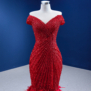 Robe de soirée élégante sur mesure Rsm67433, rouge, à épaules dénudées, ornée de perles et de plumes, coupe ajustée, dos nu - Product Image 6
