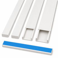 Goulotte de câblage auto-adhésive en PVC avec film de protection bleu pour une installation rapide des câbles sur surface