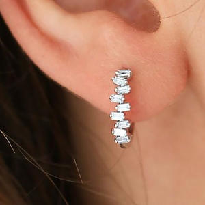 Orecchini a Cerchio in Oro Bianco con Diamanti Taglio Baguette Affusolato, Incastonatura a Canale, Gioielli Classici da Sposa per Donna - Product Image 3