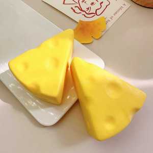 Le même style de jouet anti-stress en forme de fromage triangulaire, doux et mou, à ressort lent, amusant à pincer, simulation alimentaire. - Product Image 1