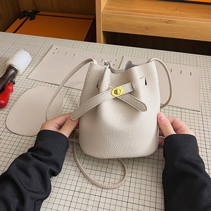 Sacs seau mini rétro en cuir PU avec logo personnalisé, sacs à bandoulière à fermoir rotatif, petits sacs à main décontractés pour femmes - Product Image 3