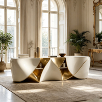 Buffet de rangement en fibre de verre blanc et or, inspiré de l'origami, avec design géométrique et courbes, console de luxe pour salon.