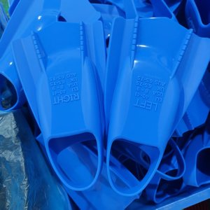 Aletas de natación para entrenamiento en piscina, aletas flotantes para natación, aletas cortas de silicona para snorkel con correa de talón fija - Product Image 1