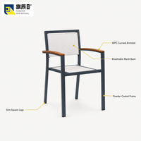 Fauteuil de jardin moderne, imperméable et léger, avec structure en acier galvanisé, sangles en tissu blanc et accoudoirs en WPC, idéal pour la cour.