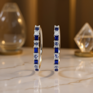 Orecchini a Cerchio in Oro Bianco E1771 con Diamanti Taglio Principessa e Zaffiri Blu, Montatura a Griffe, Classici da Donna per Uso Quotidiano - Product Image 2