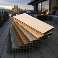 Plancher en composite bois WPC ignifuge avec des lames rainurées blanches pour terrasse extérieure