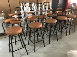 Taburete de <span class=keywords><strong>Bar</strong></span> Moderno y Sencillo de Hierro con Respaldo Alto, Estructura de Acero de Grado Comercial y Patrón Redondo para Tiendas de Té con Leche y Bares Domésticos - Product Image 2