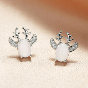 Pendientes bonitos con forma de ciervo para mujer, chapados en plata, cristal, diamantes de imitación, forma de animal, regalo, joyería, pendientes de moda - Product Image 4