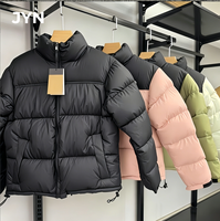 Doudoune personnalisée de haute qualité, styles tendance, réversible et grandes tailles, pour l'hiver : chaleur, confort, coupe-vent et protection contre le froid.