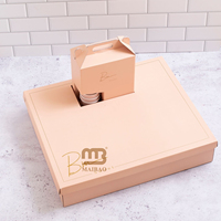 Plateau de desserts modulaire arabe haut de gamme personnalisé Tamriyah, emballage Wanasah pour réceptions avec distributeur de café Qahwa pour la restauration