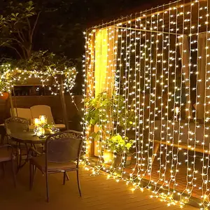 התקנה חגיגית חיצונית עם נורות LED לחג המולד ואורות חבל LED סולאריים