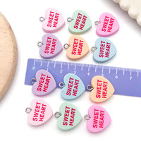 Accessoires de bijoux DIY : Pendentifs en résine colorée avec lettres anglaises et motifs cœurs, petits pendentifs pour colliers et porte-clés avec apprêts