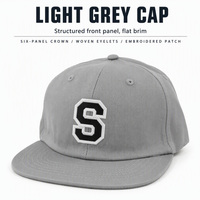 Casquette de baseball gris clair brodée lettre S, en sergé à œillets tissés, visière plate, détails artisanaux, vente en gros