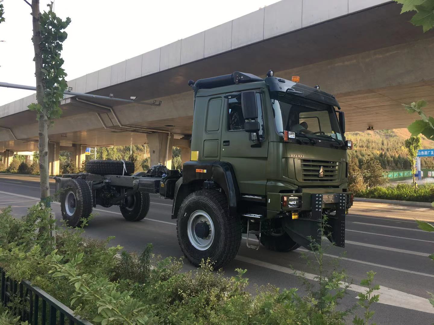 4x4 cnhtc中国重汽howo强力军用货运卡车出售
