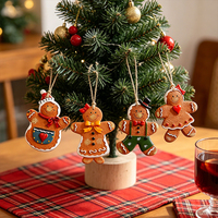 Fabrikpreis Lebkuchenmann-Hängeanhänger aus Harz, Mini-Kunststoff-Dekorationsanhänger für Weihnachtsbaumschmuck auf Lager