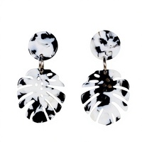 Boucles d'oreilles créoles tendance bohème pour femme, motif feuille de Monstera marbrée noir et blanc, avec perles de rocaille en verre acrylique et zircon, style statement pour mariage